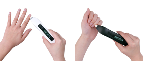 セラミック電気温灸器 CQ5000を右手に持ち、左手の指にあてている画像