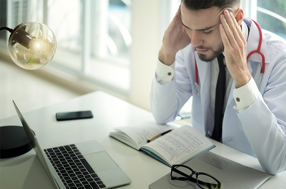 悩んでいる人物の画像